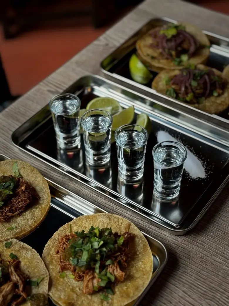 Tacos na tacach i kieliszki tequili z limonką