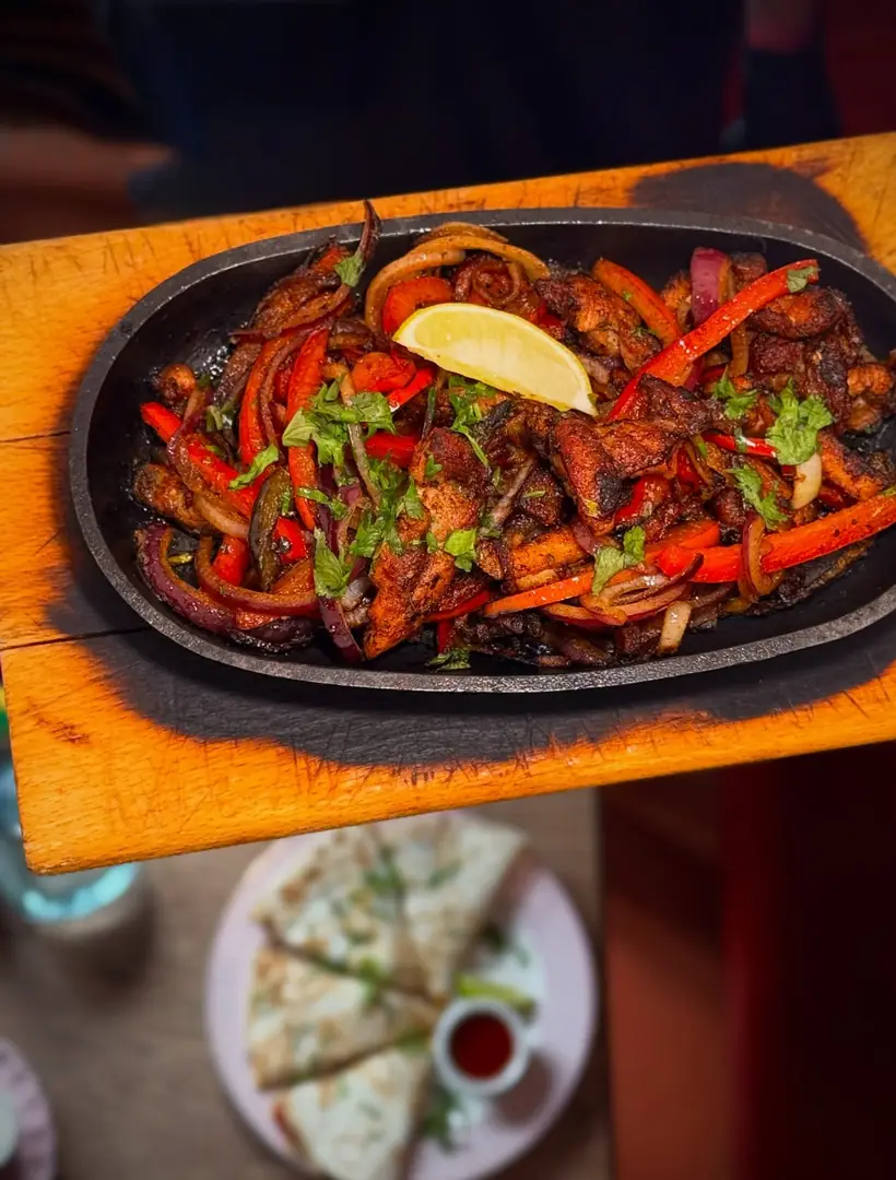 Fajitas z papryką i cebulą na gorącej żeliwnej patelni