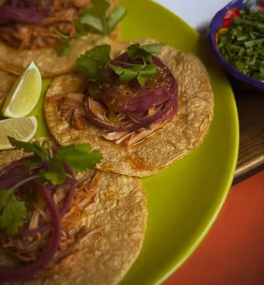 Tacos z szarpanym mięsem, czerwoną cebulą i kolendrą