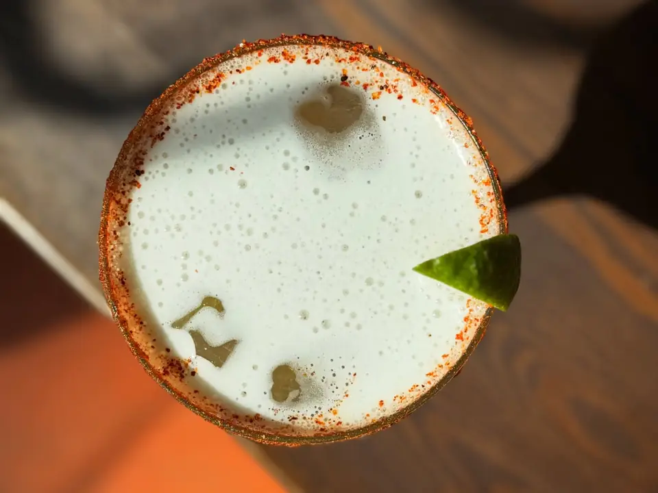 Margarita z pianką i crustą z tajín, widok z góry